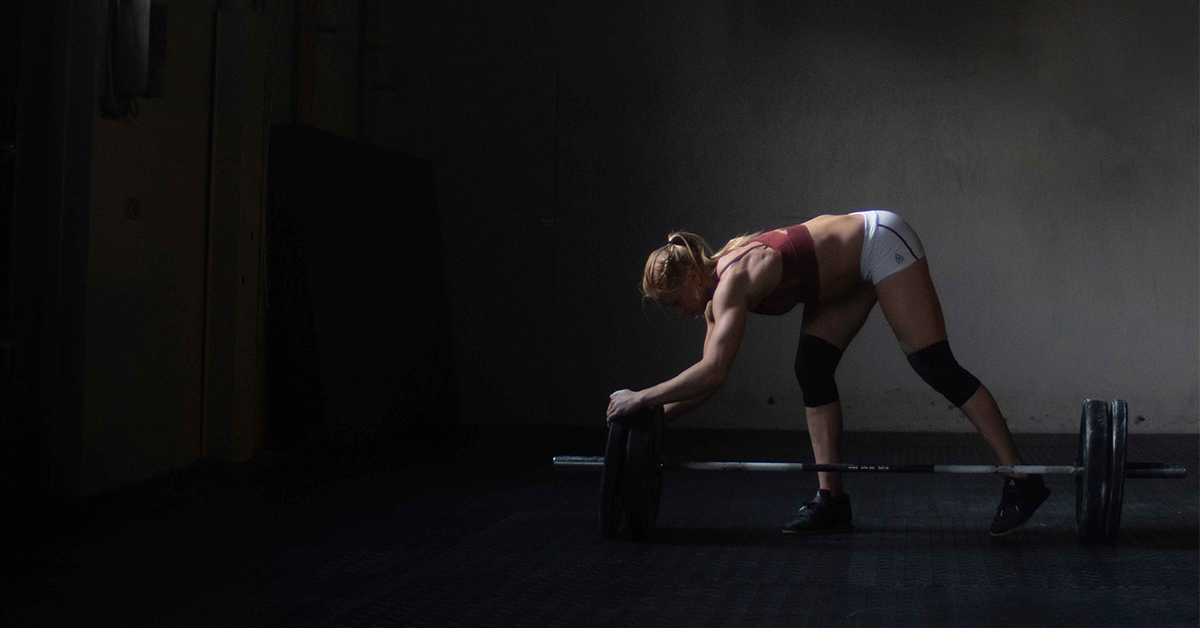 annie thorisdottir wearing knee sleeves