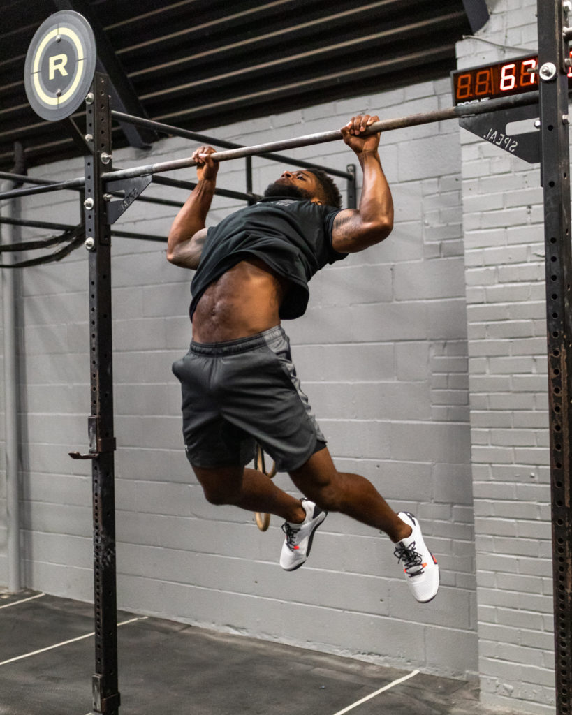 male athlete doing butterfly pullups