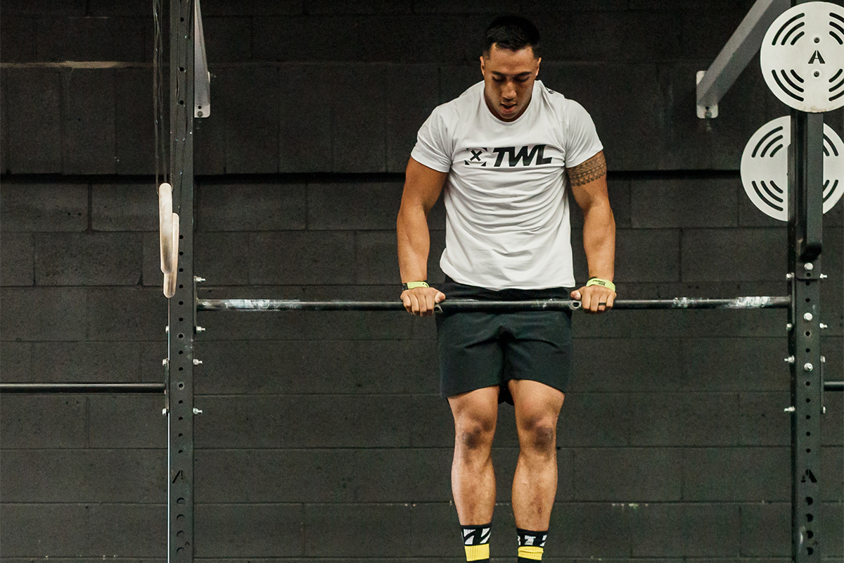 athlete on pullup bar