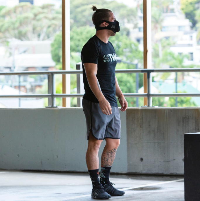 athlete wearing altitude mask for running